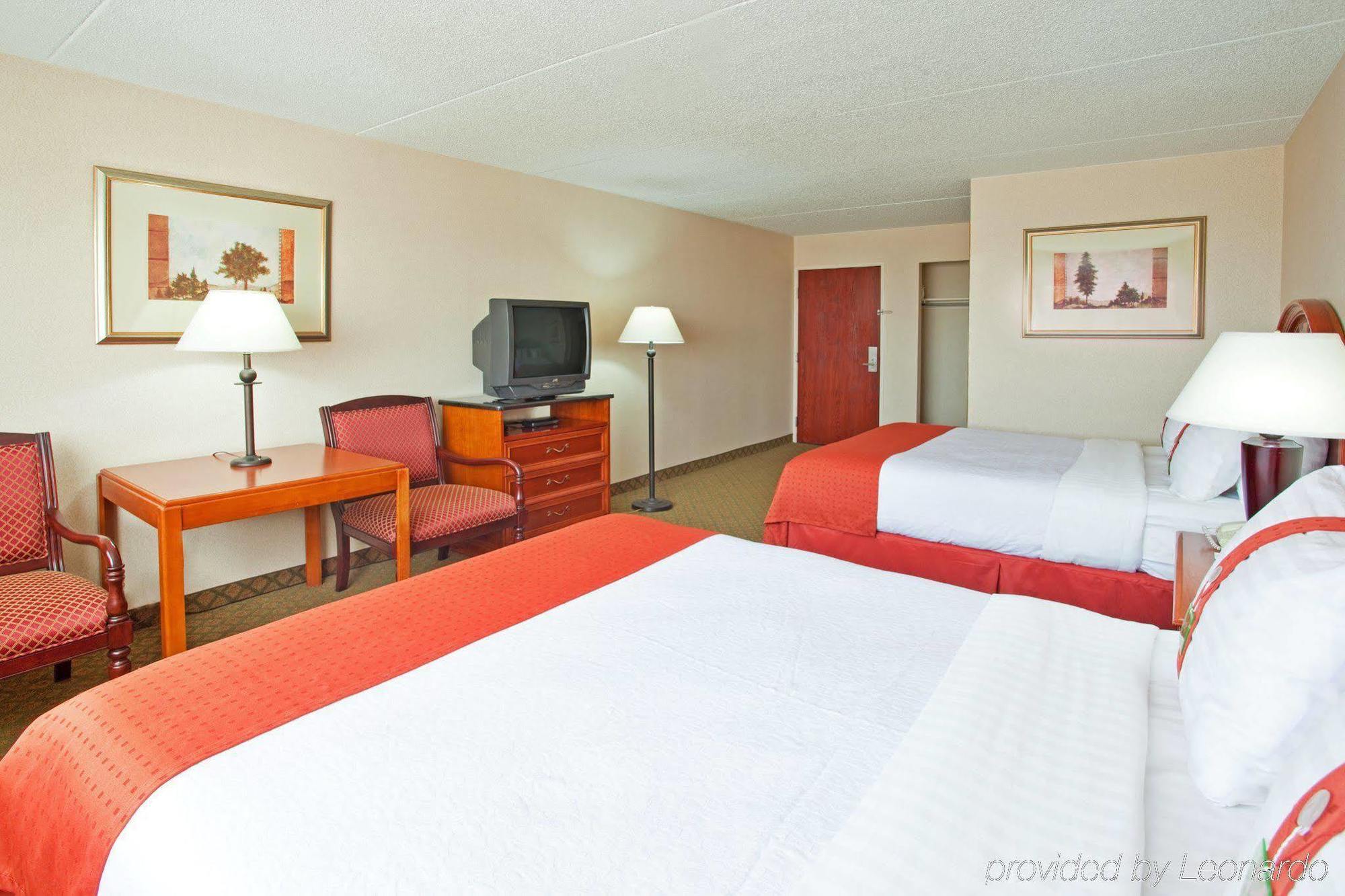 Delta Hotels By Marriott Muskegon Convention Center Room photo