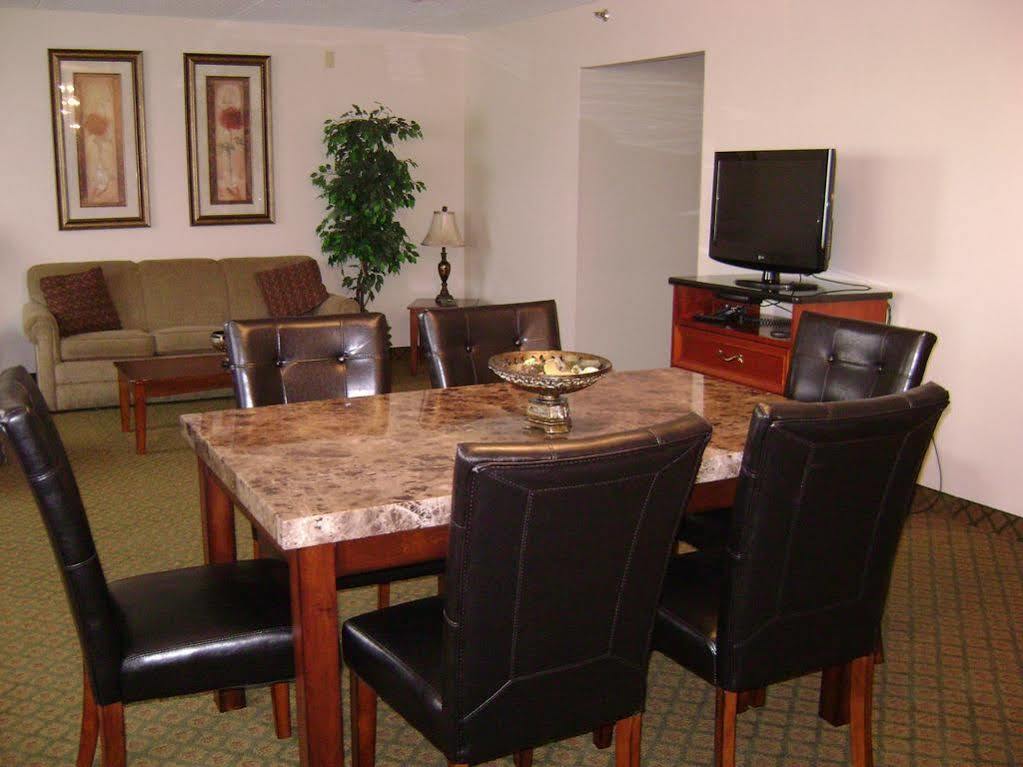 Delta Hotels By Marriott Muskegon Convention Center Room photo